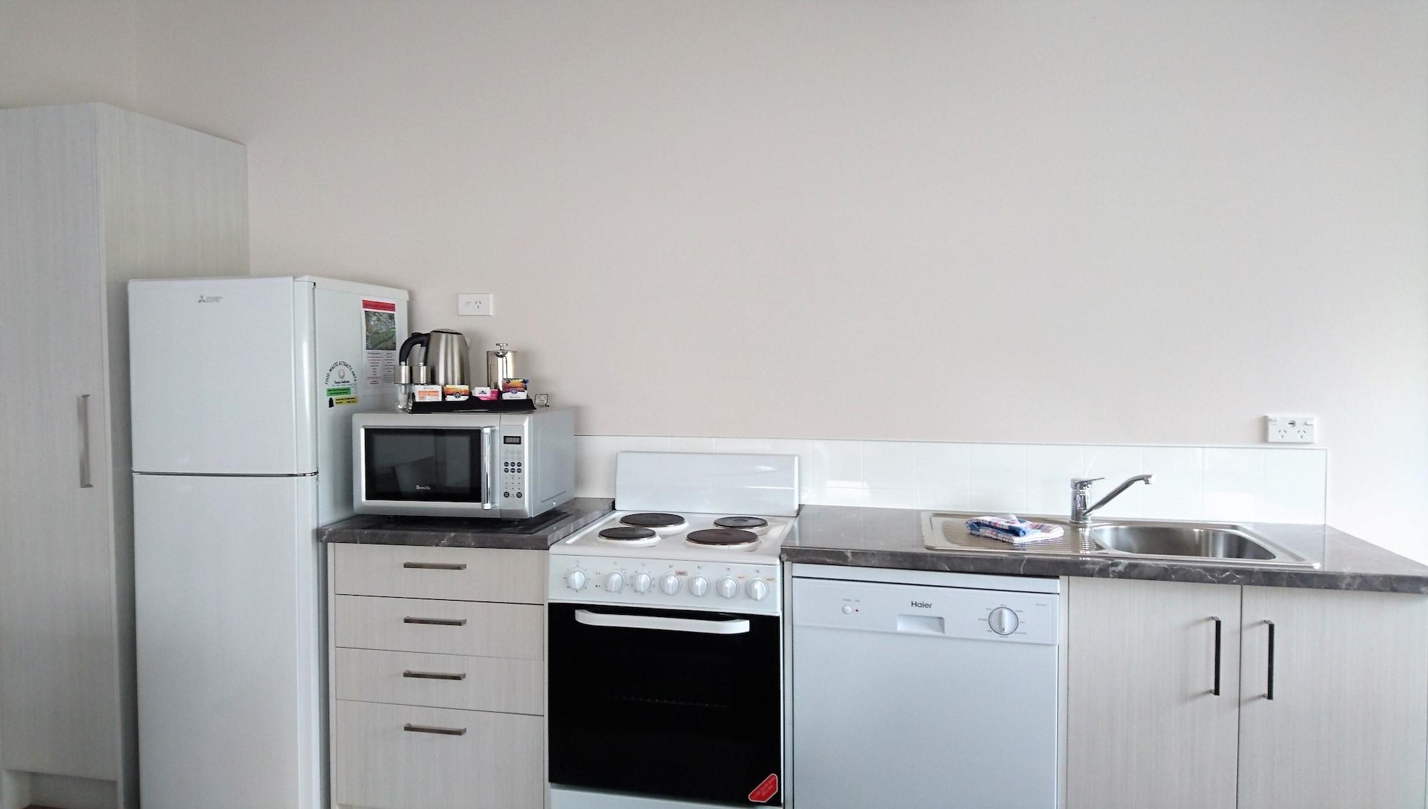 Taupo Debretts Spa Resort Екстер'єр фото A typical student kitchen