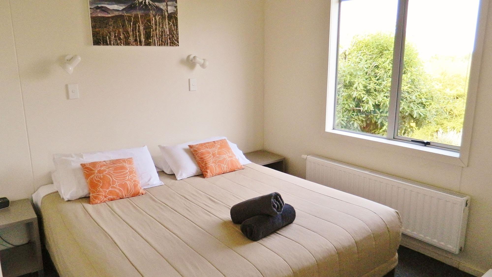 Taupo Debretts Spa Resort Екстер'єр фото A bedroom at a motel