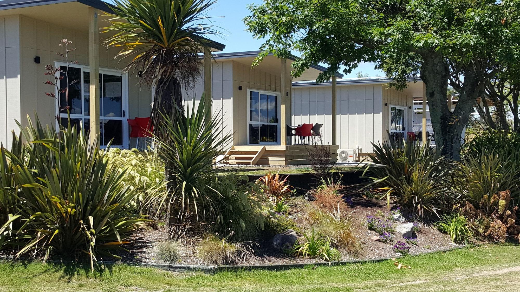 Taupo Debretts Spa Resort Екстер'єр фото Holiday homes at Lake Waikare