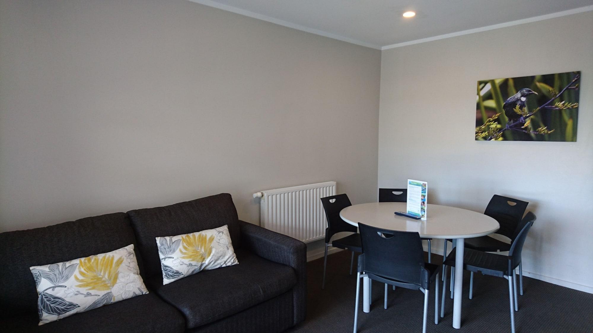 Taupo Debretts Spa Resort Екстер'єр фото A living room in a typical apartment