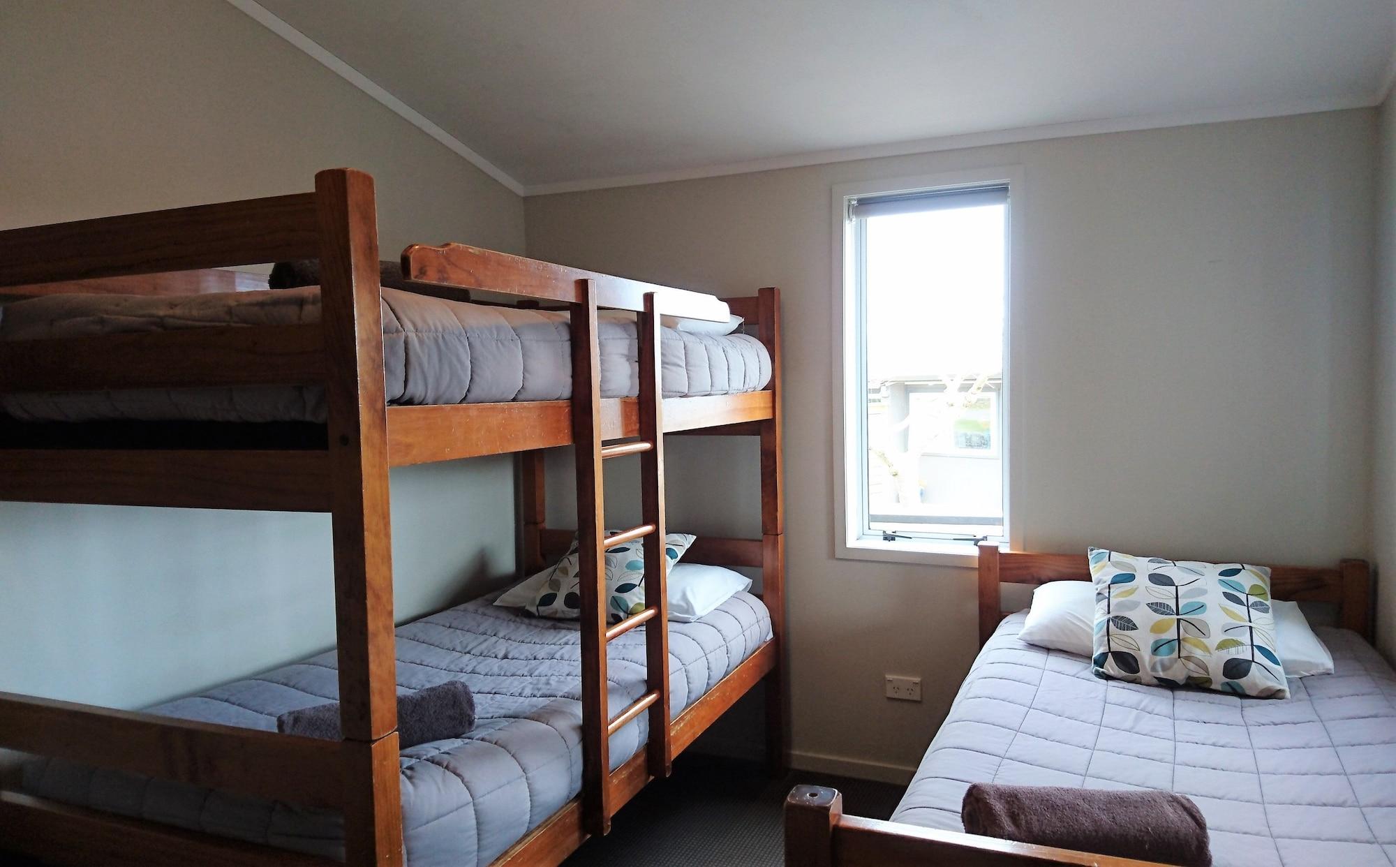 Taupo Debretts Spa Resort Екстер'єр фото A typical room at a backpackers' hostel in New Zealand