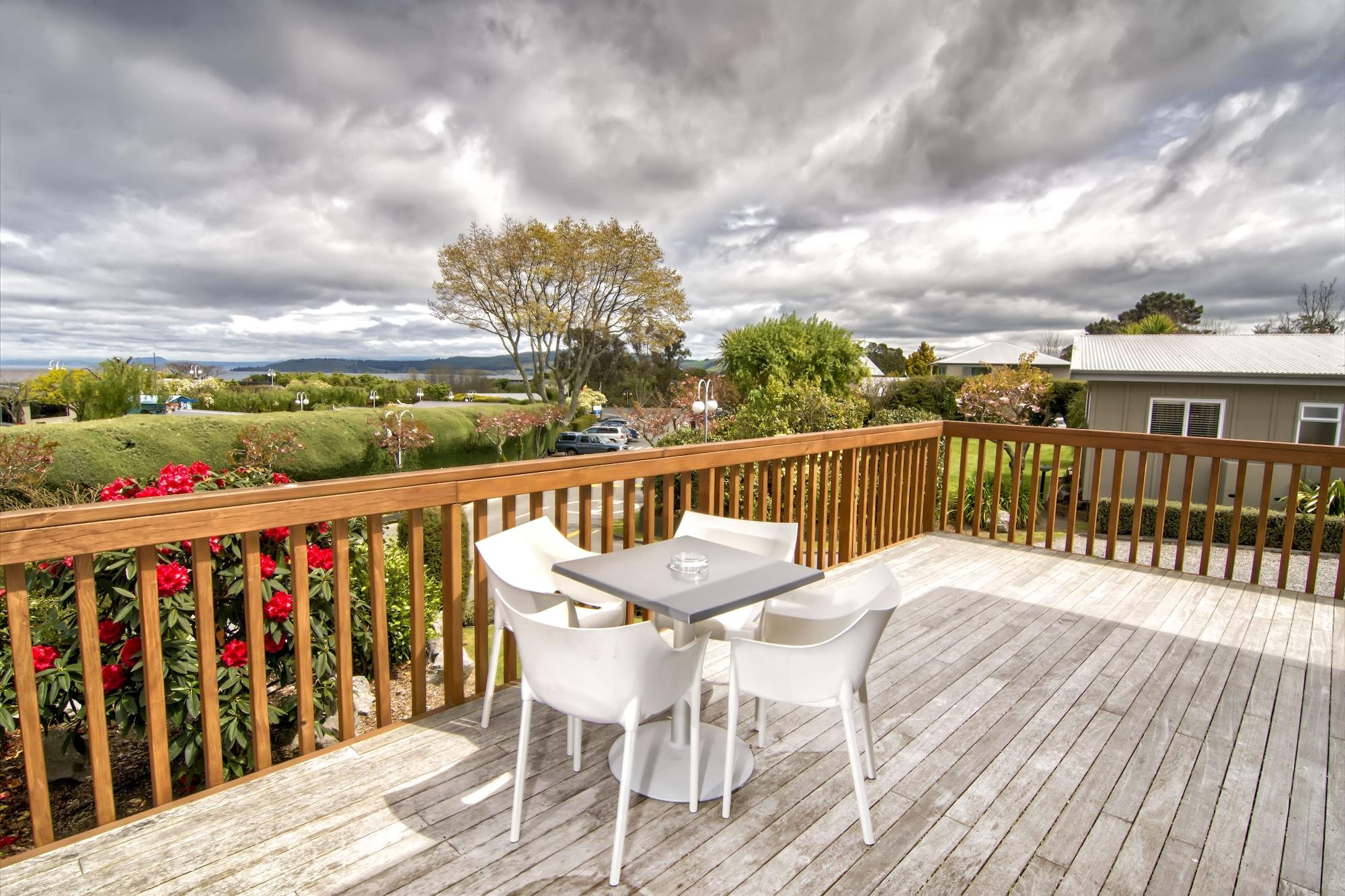 Taupo Debretts Spa Resort Екстер'єр фото A deck in New Zealand