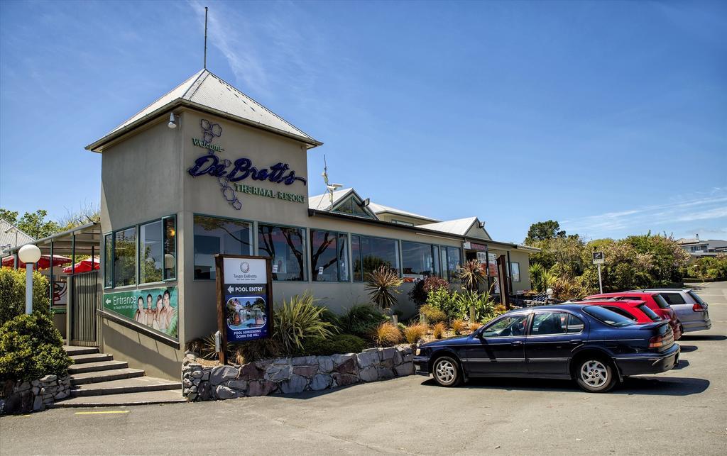 Taupo Debretts Spa Resort Екстер'єр фото The photo shows a building identified as "De Bartolo," which appears to be a restaurant or cafe. The structure has a modern design with large windows, allowing natural light to enter. It features a peaked roof and is surrounded by landscaping, includ