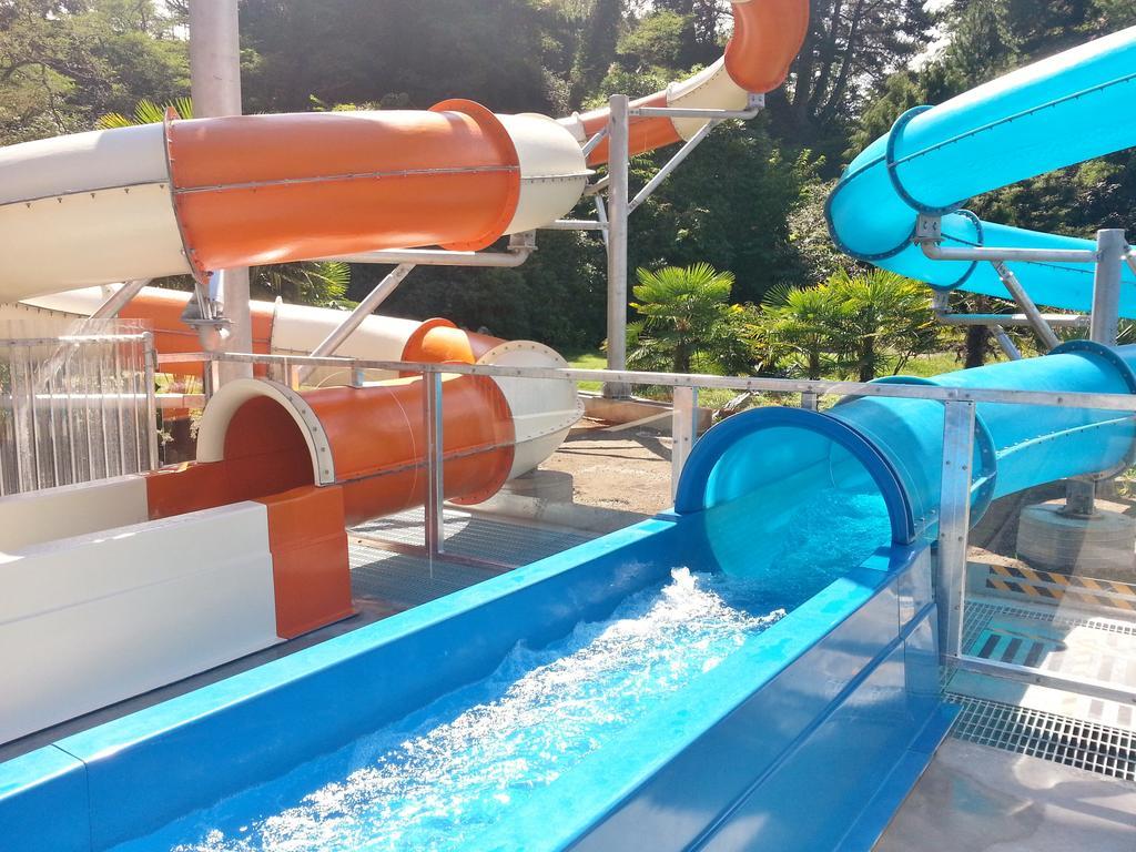 Taupo Debretts Spa Resort Екстер'єр фото The water slides at the Splash Zone